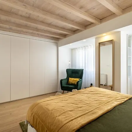 아파트 Carol House